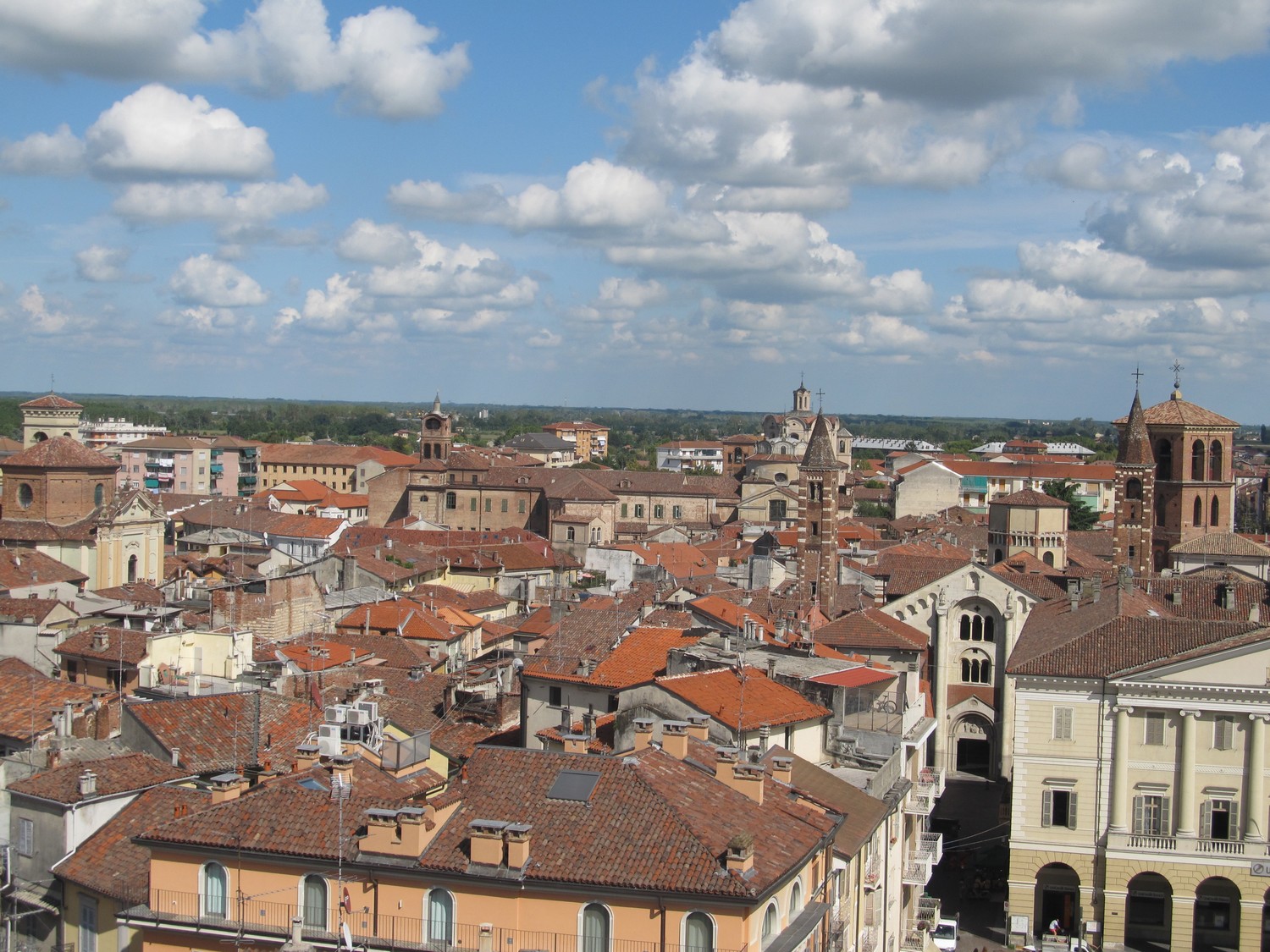 Isole ecologiche di Casale Monferrato. Adeguamento dei colori per il conferimento di carta e plastica.