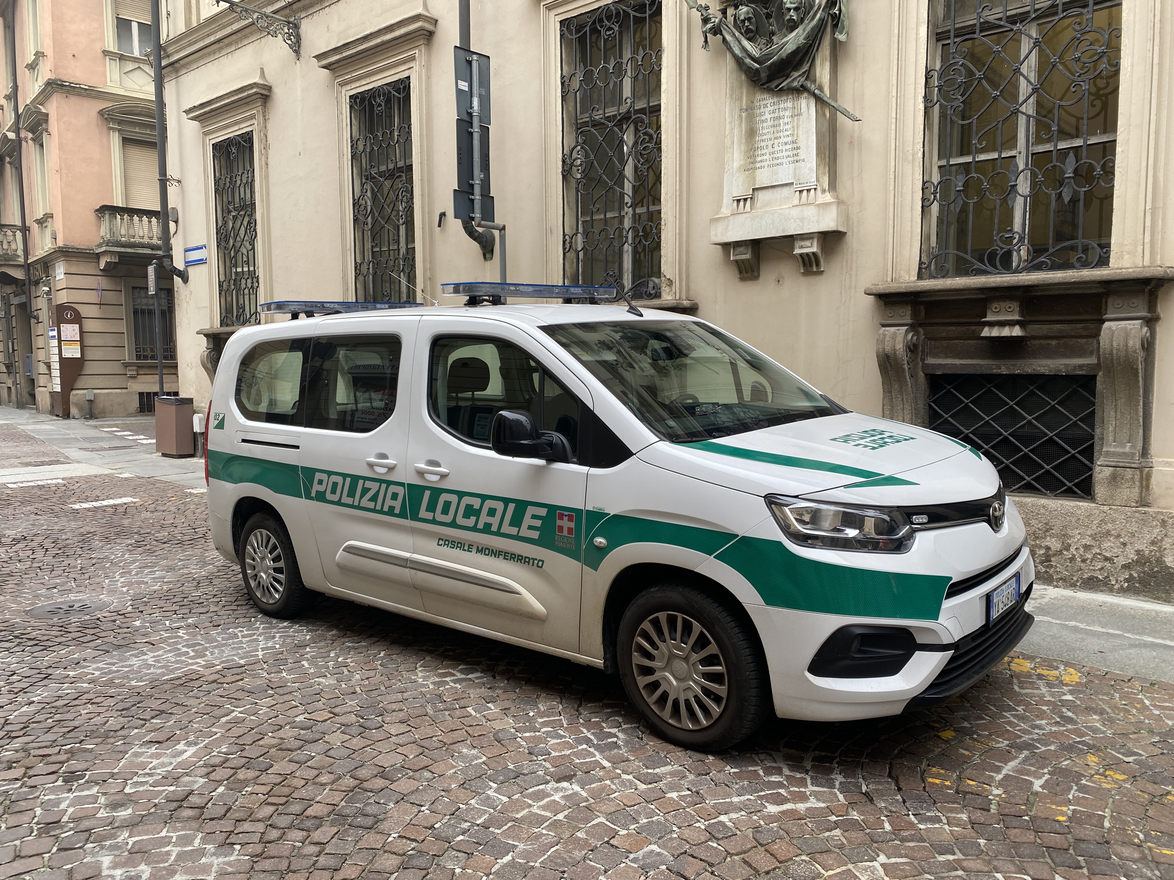 Casale Monferrato, auto di un turista danneggiata: preso il responsabile