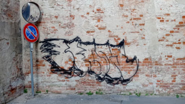 muro-imbrattato-casale