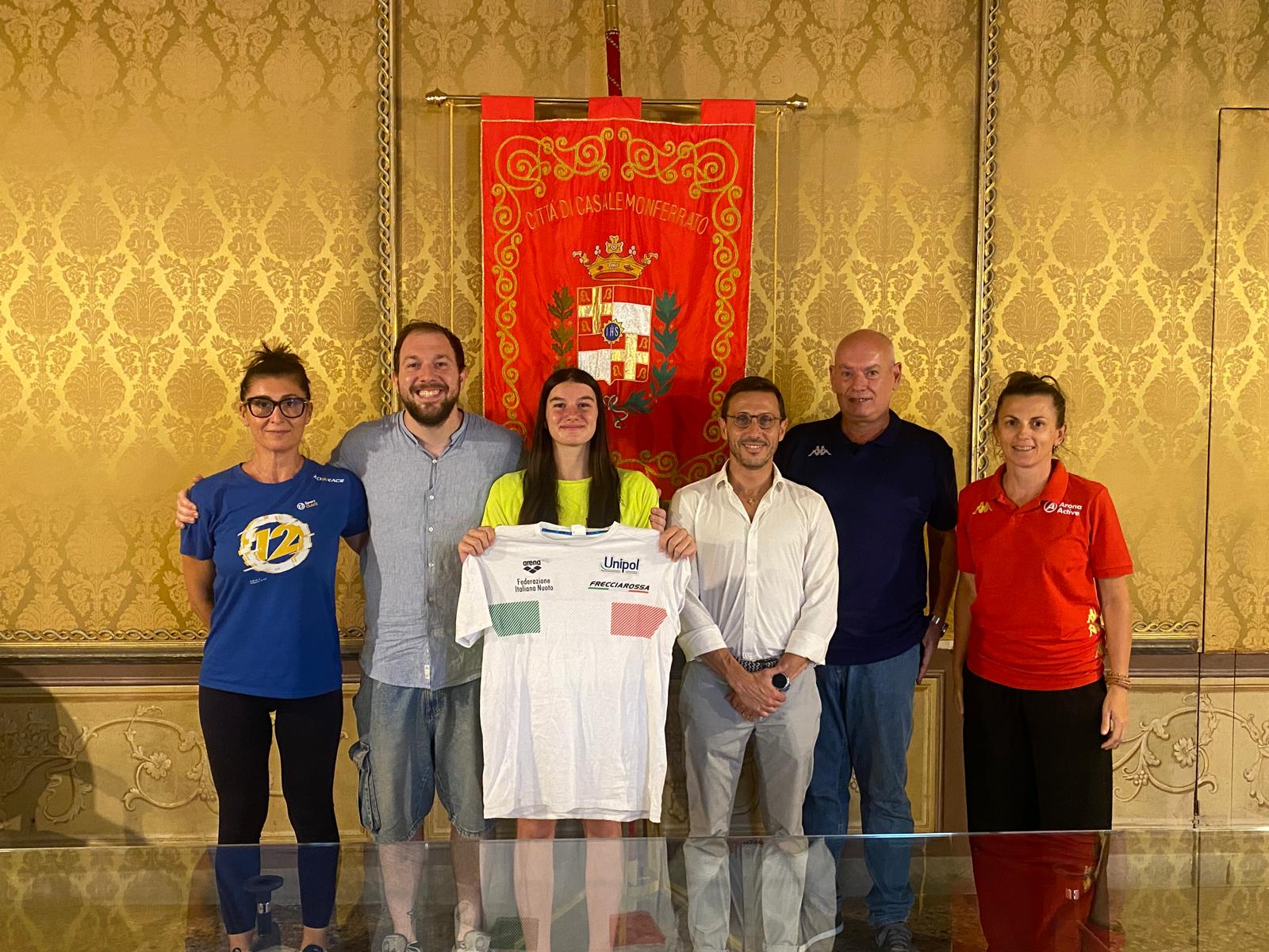 Casale Monferrato. Giovane campionessa di nuoto ricevuta a Palazzo San Giorgio